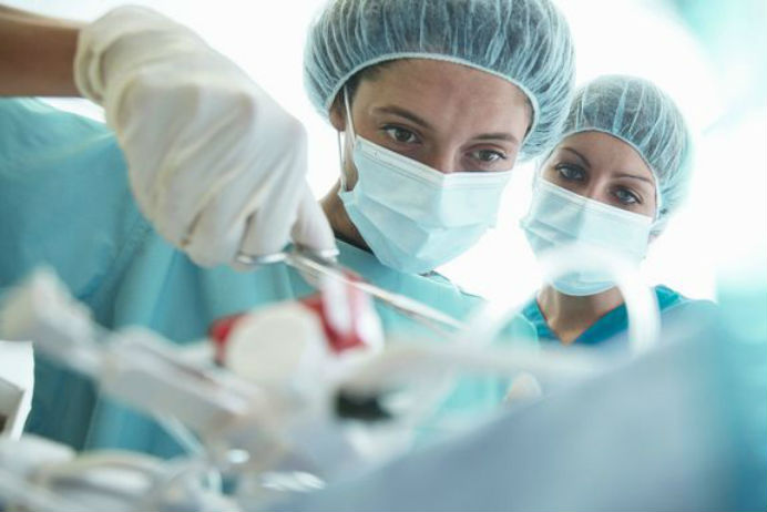 türk-doktorlar-3-santimlik-kesikle-ameliyat-yapabiliyorlar